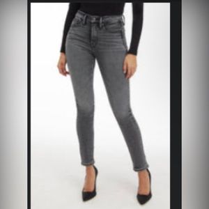 Good American, Good legs, Ankle length Cigarette Jeans in Black size 6.